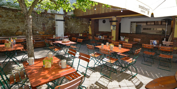 Benediktiner Biergarten im Innenhof des Apfelbaums